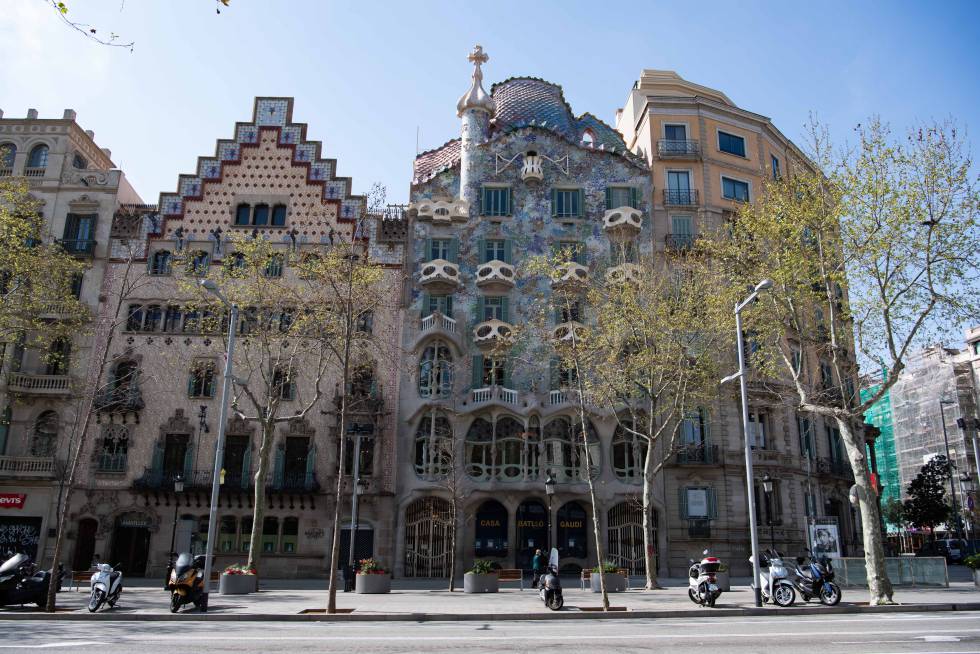 Sacar una foto de la barcelonesa Casa Batlló en la que apareció otra persona haciéndole una foto a la Casa Batlló llegó a ser un género artístico en sí mismo.