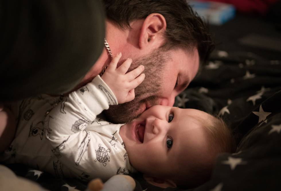 Un padre juega con su bebé.