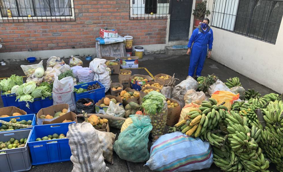El prefecto Yaku Pérez ha encabezado varias actividades de trueque de productos básicos entre provincias durante la pandemia.