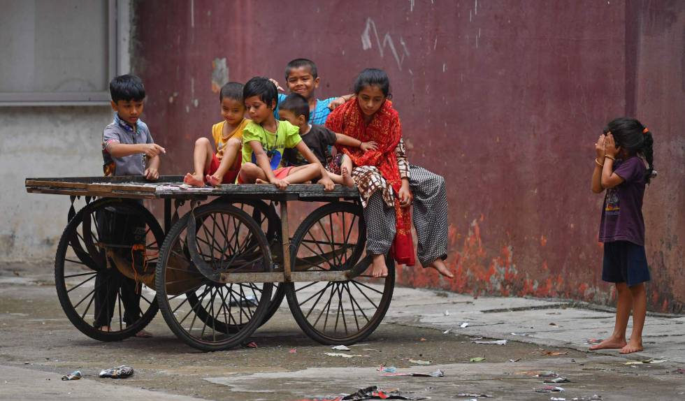 Unos niños juegan en el aparcamiento vacío de un teatro cerrado por la pandemia de covid-19 en Bombay, India, el 18 de junio.