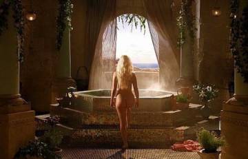 Fotograma de la serie 'Juego de Tronos'. Daenerys entrando al baño. Capítulo 1x01.
