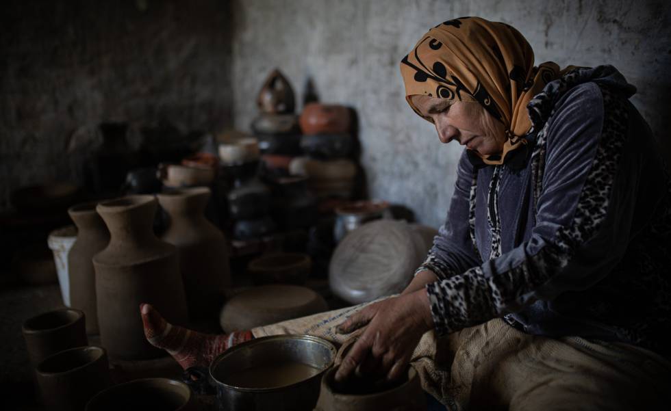 Tout le travail impliqué dans la poterie de Sejnane est artisanal.  L'une des raisons pour lesquelles il a été reconnu comme patrimoine immatériel de l'humanité.