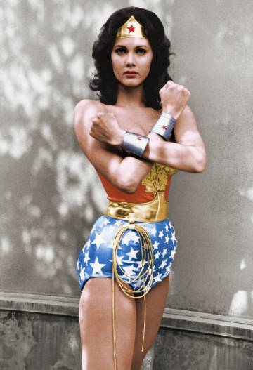 Lynda Carter, como la Mujer Maravilla (Wonder Woman), en la serie del mismo nombre, 1976.