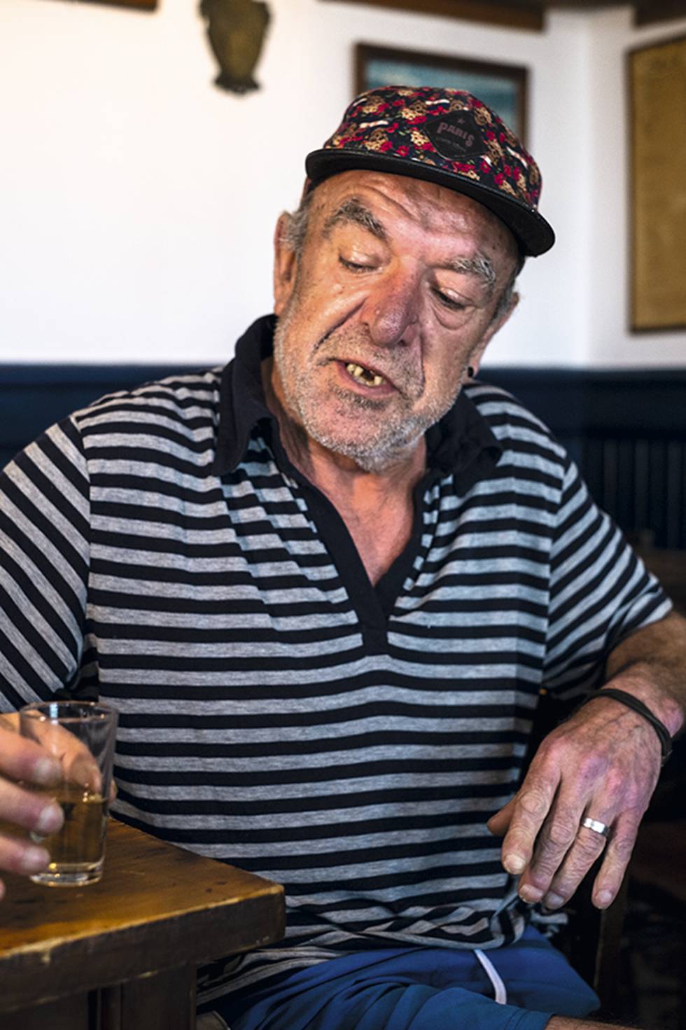 Un cliente de la Taberna del Muelle.