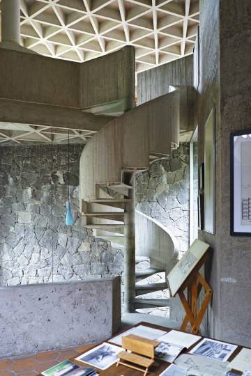 La escalera que comunica las zonas comunes de la casa, desde el despacho hasta el estudio de Gómez Gallardo.