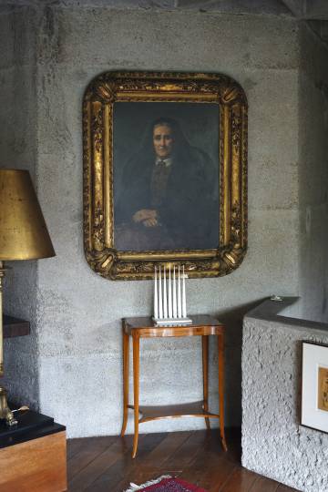 En la casa Moebius hay elementos que uno podría encontrar en un clásico hogar burgués, pero con la recia contemporaneidad del hormigón.