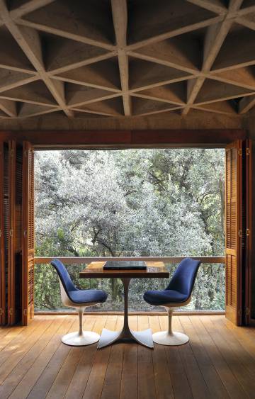 En un rincón del salón, el jardín parece meterse dentro, y los límites entre interior y exterior se difuminan.