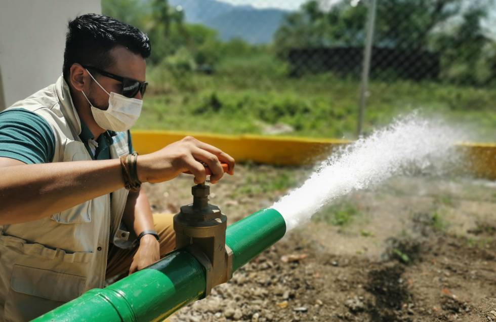 Un trabajador de Unicef comprueba un sistema de purificación de agua rehabilitado y reforzado por la organización en Táchira (Venezuela) en junio de 2020.