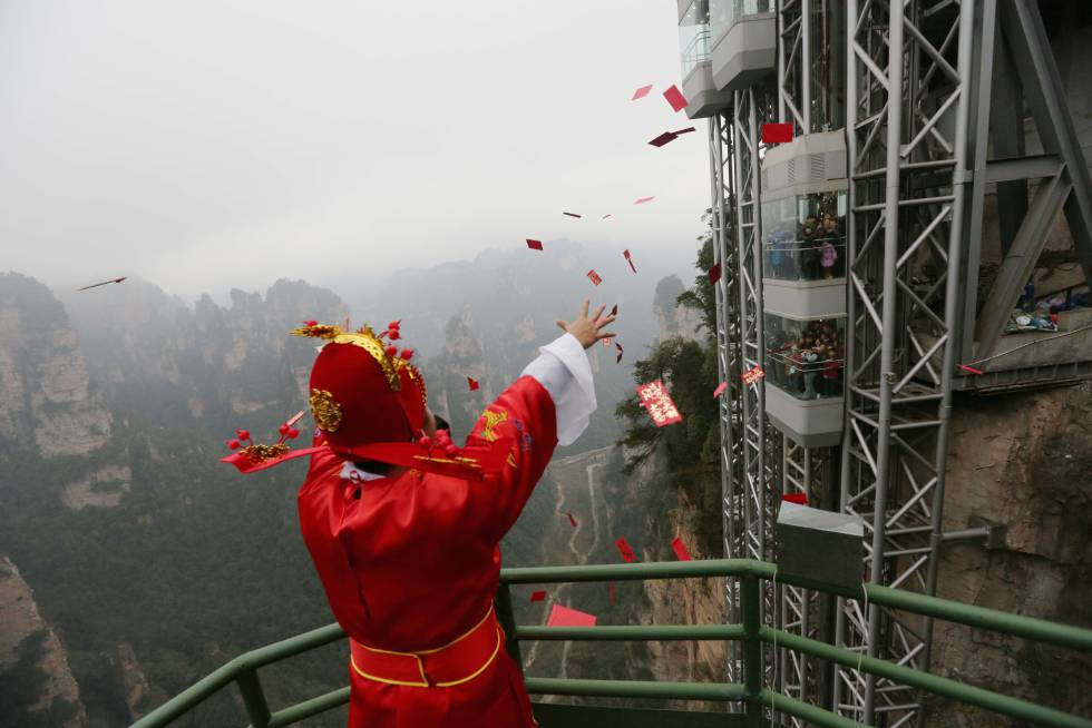 En el elevador de los Cien Dragones en China, encima de asustarte con la altura, un señor te tira cosas.