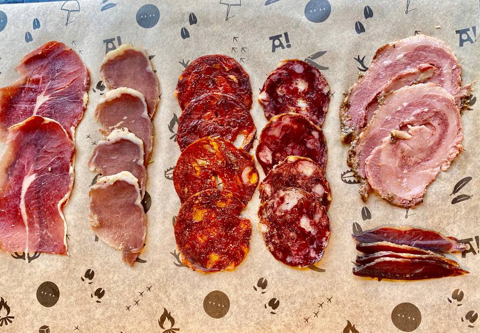 De izquierda a derecha, jamón de jabalina; lomo de jabalí; chorizo de corzo; salchichón de ciervo; pastrami de jabalí y pechuga de paloma. J.C. CAPEL