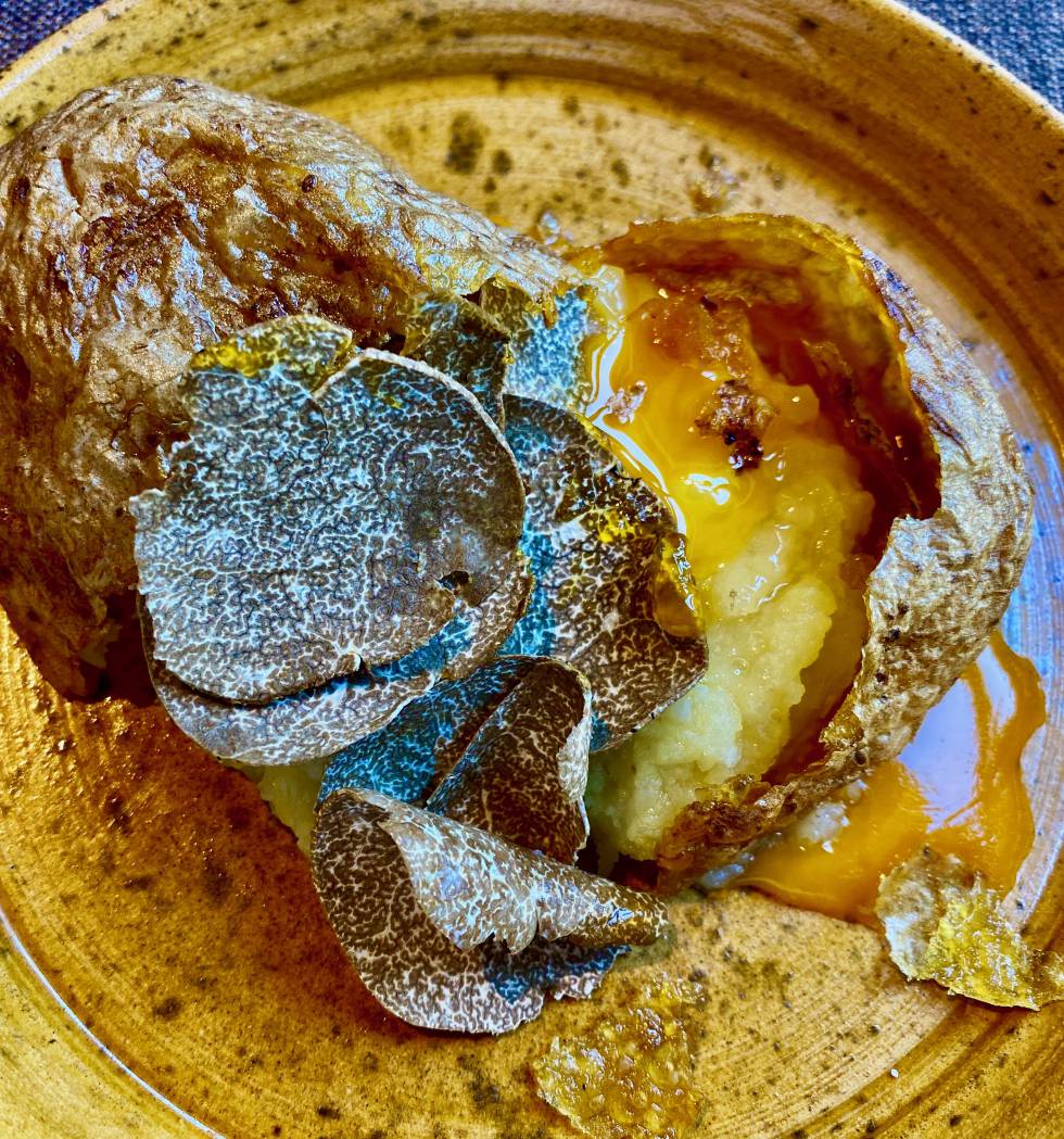 Patata alavesa con yema de huevo y trufa de verano. J.C. CAPEL