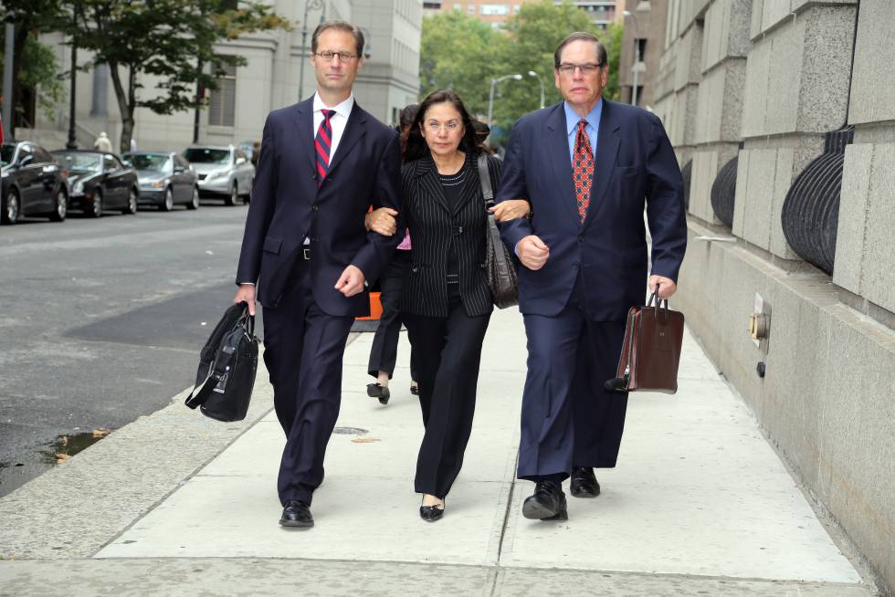 Glafira Rosales dejando el Tribunal Federal de Manhattan con sus abogados después de declararse culpable de vender más de 60 obras de arte falso a dos galerías.