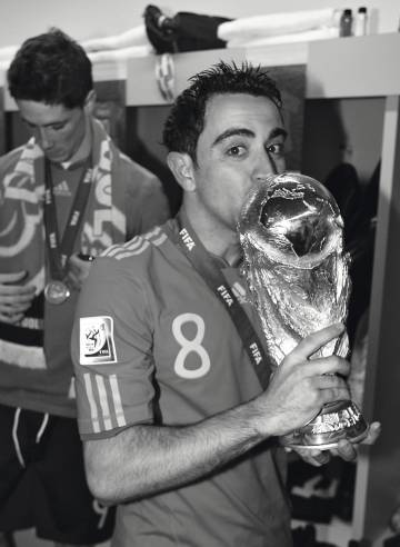 11 de julio de 2010, Johannesburgo, Sudáfrica. Xavi, en el vestuario con la Copa del Mundo que acababa de ganar con la selección.