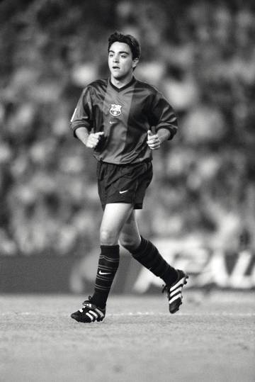 En un partido de 1998, la temporada en la que debutó como jugador del primer equipo del Barça.