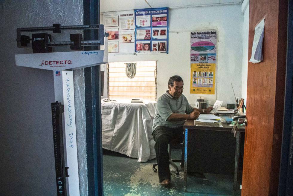 Goerge, el único enfermero, en el dispensario de la isla.