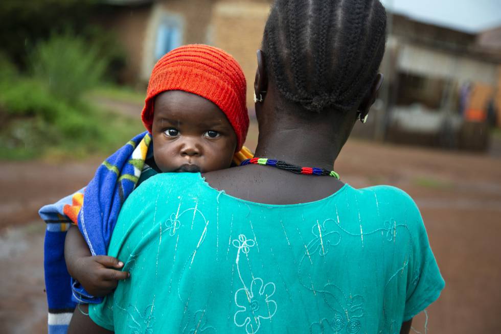 Veronica Marco Bareza emmène son plus jeune fils, Mubarak (neuf mois), à l'hôpital de Wau au Soudan du Sud.  Verónica est séropositive, mais aucun de ses sept enfants n'est séropositif car elle a suivi le programme de prévention de la transmission mère-enfant depuis qu'elle a pris connaissance de son état.