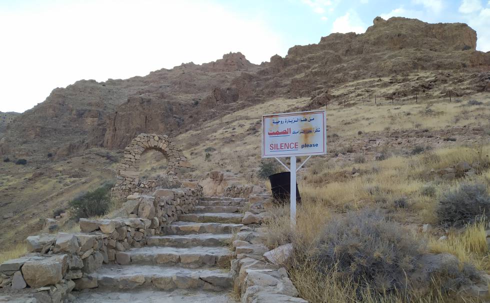 Escaleras que conducen a la entrada del monasterio de Mar Musa. Un letrero en dos idiomas pide silencio.