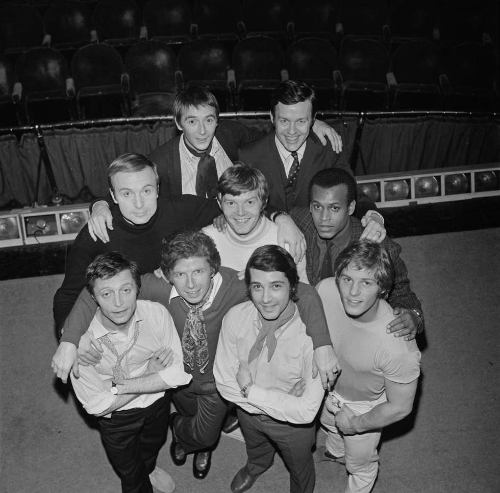 El reparto original de la obra de teatro 'Los chicos de la banda' en Londres en 1969: Tom Aldredge, Frederick Combs, Leonard Frey, Reuben Greene, Robert La Tourneaux, Laurance Luckinbill, Kenneth Nelson, Keith Prentice y Peter White.