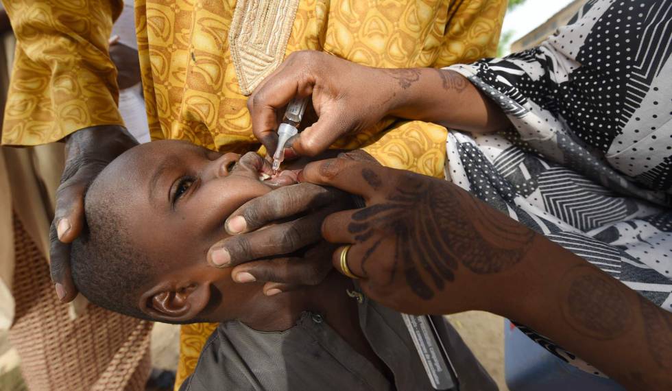 Una trabajadora sanitaria administra la vacuna de la polio a un niño durante una campaña de inmunización en Hotoro-Kudu, una localidad del distrito de Kano, en el noroeste de Nigeria, el 22 de abril de 2017