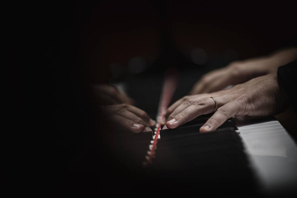 Detalle de las manos del pianista.