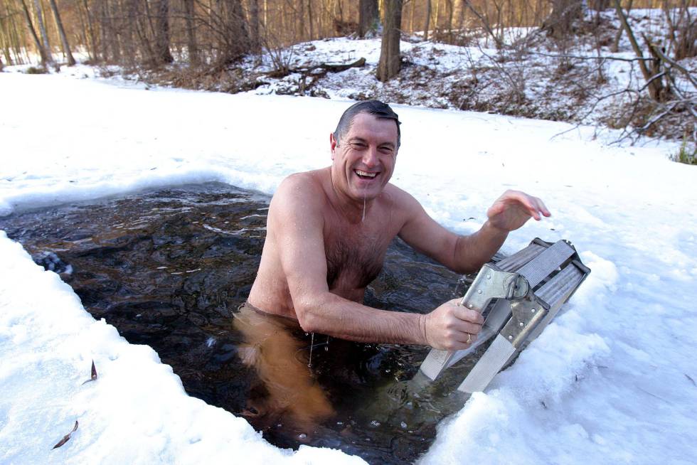 El líder de la oposición ucraniana Viktor Yushchenko, principal candidato a las elecciones presidenciales de 2004, bañándose en el agujero de hielo de un lago en Kiev el 19 de enero de 2004, ocho meses depués fue envenenado con dioxina.
