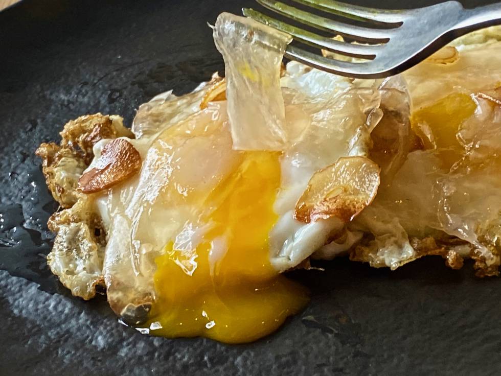 Huevos fritos a los ajos con tocino 2018. J.C. CAPEL