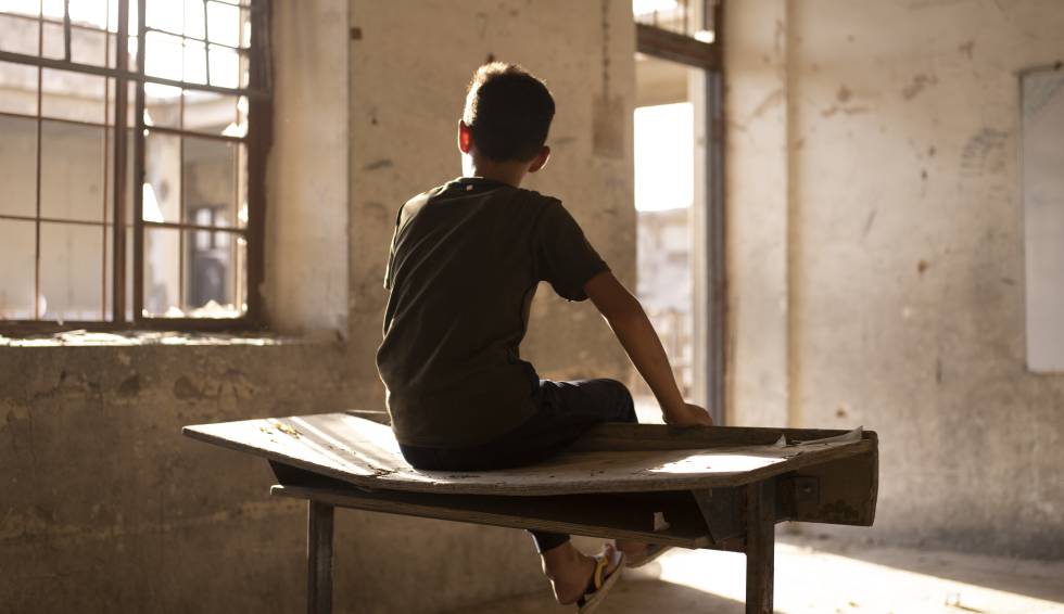 Un niño en una de las aulas atacadas de una escuela primaria de Nabi, Irak. 