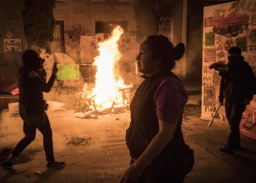 Noche de protestas feministas en México, en imágenes