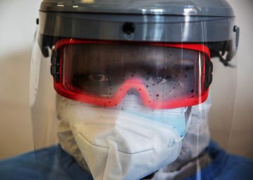 Detrás de las mascarillas, quiénes son los que hacen que funcione este hospital de campaña