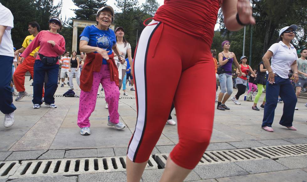 Una mujer adulta mayor sigue la clase de aeróbic en un parque de Bogotá. El envejecimiento de la población generará más personas con mala salud, pero también habrá más población mayor muy activa.