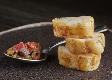 Rape albardado con salsa ‘puttanesca’