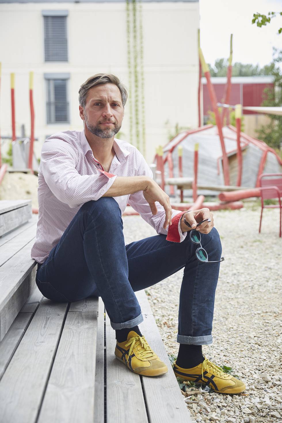 El arquitecto Sebastian Hoffmann, retratado en uno de los espacios del proyecto de viviendas sociales Fogo
