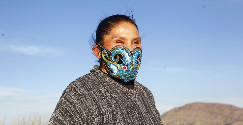 Yolanda Chambi con una de sus mascarillas ornamentales confeccionadas por ella misma para salvar los tiempos difíciles. Ha comenzado a venderlas para compensar las pérdidas que ha tenido debido a la suspensión de todas las fiestas folclóricas en Perú.
