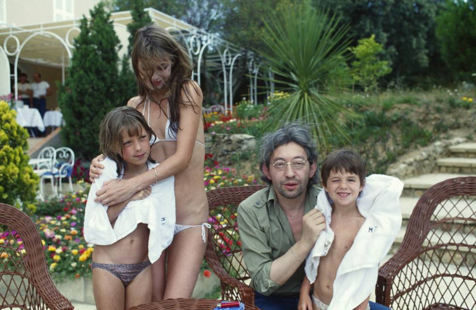Jane Birkin y Serge Gainsbourg, con su hija Charlotte (que posa con él) y con Kate (que Jane tuvo en un matrimonio anterior y posa con ella), en Saint Tropez.