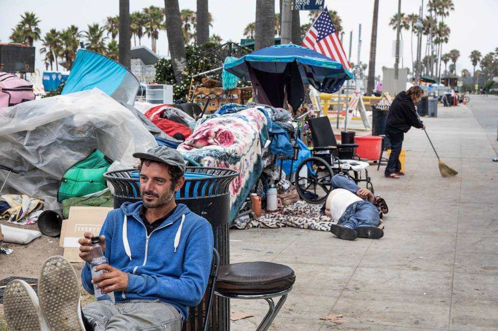 Personas sin hogar, retratadas el pasado verano en las inmediaciones de Venice Beach, en Los Ángeles (California).