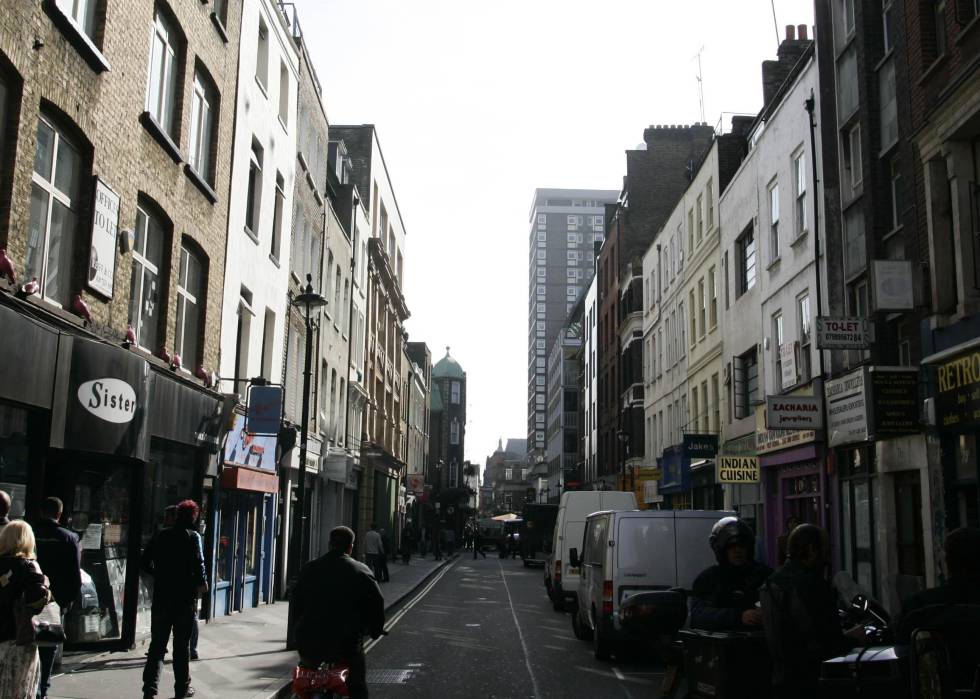Berwick Street dos décadas después de la foto de '¿Cuál es la historia?  Gloria de la mañana'