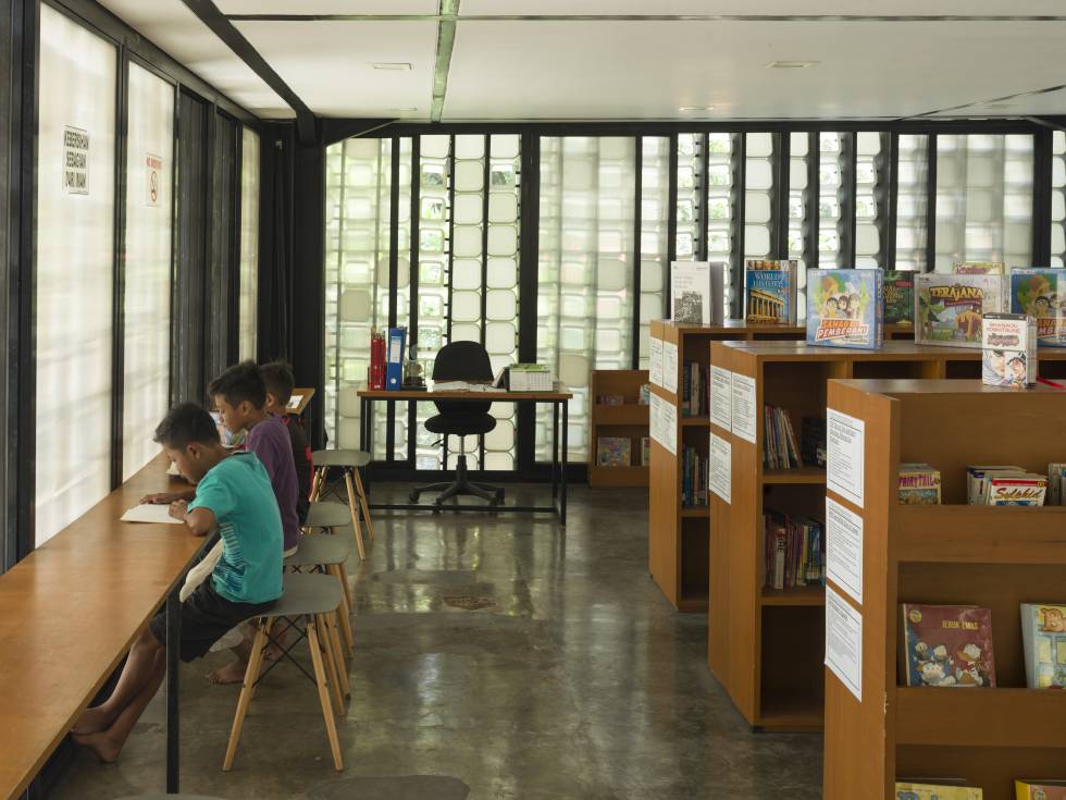 Interior perpustakaan mikro Taman Bima di Bandung (Indonesia).