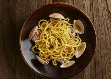 Espaguetis con almejas y mantequilla al azafrán