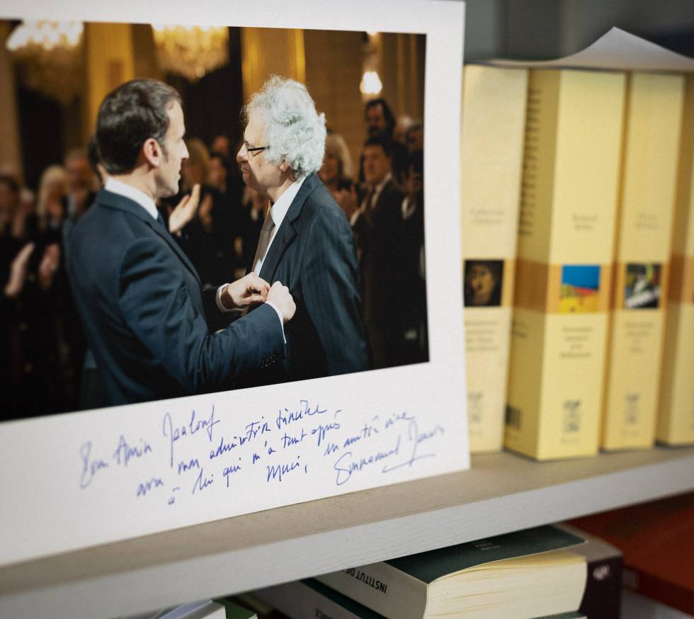 Amin Maalouf con el presidente Emmanuel Macron en una foto que el escritor tiene como recuerdo en su casa.