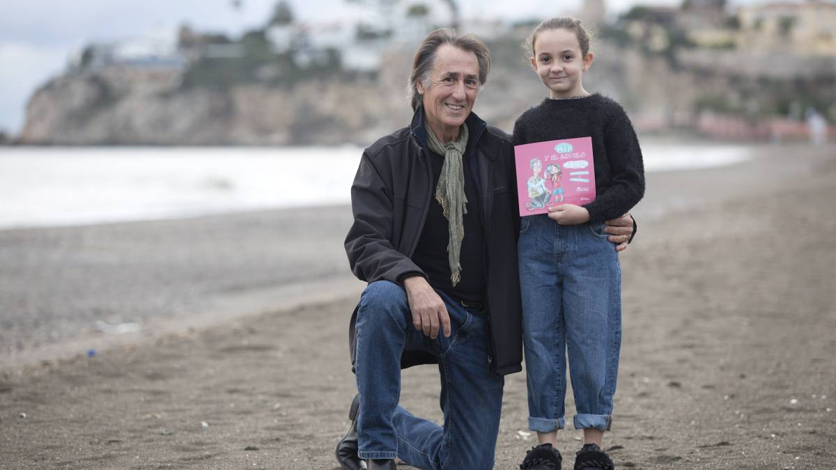 Miara López, de nueve años y su abuelo, Antonio Montoro, publican ‘El secuestro de la voz de Mía’.