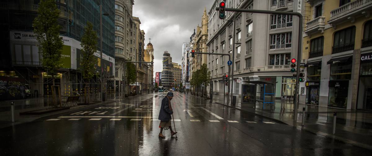 Una persona pasea por la Gran Vía de Madrid, casi totalmente vacío por rn  la pandemia de coronavirus en el mes de marzo. Samuel Sánchez.