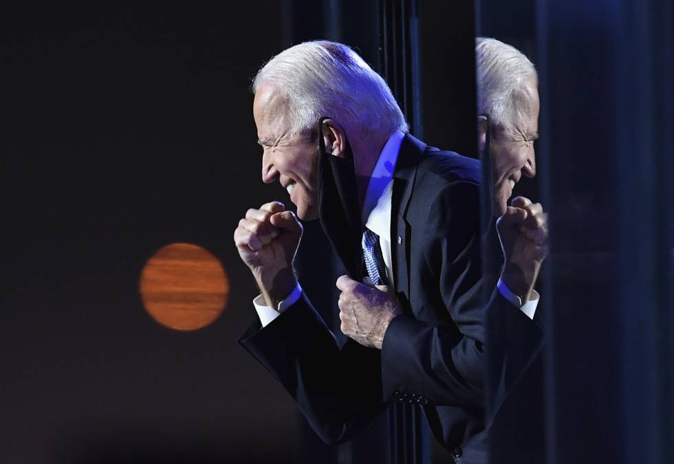  Presidente Biden . O gesto é inequívoco. A foto foi tirada em 7 de novembro em Wilmington, Delaware: Joe Biden é o novo presidente dos Estados Unidos e exibe sua felicidade.