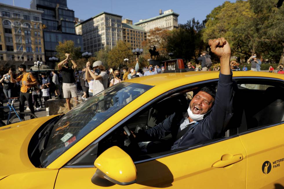  A rua explode. Um taxista ergue o punho na Union Square, em Manhattan, Nova York, no dia 7 de novembro, após a divulgação de resultados que confirmavam Joe Biden como vencedor das eleições presidenciais dos Estados Unidos.
