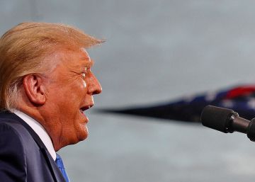  La verborrea por bandera.  Toda la gama posible de exabruptos, insultos, amenazas, medias verdades y mentiras completas ha salido de la boca de Donald Trump durante su presidencia. Una verborrea agresiva con el pretexto del manido “Make America Great Again” y la obsesiva presencia de símbolos nacionales como telón de fondo. En la foto, Trump da un discurso en el aeropuerto de Cecil, en Jacksonville (Florida), el 24 de septiembre.