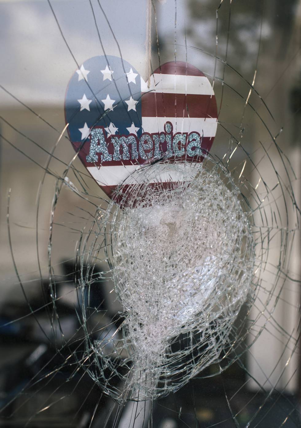  Las cosas, como son.  Una pegatina con la palabra “América” en la ventana rota de un negocio en Kenosha (Wisconsin) el 25 de agosto tras los disturbios contra el racismo se convierte en símbolo del daño que la mentira ha hecho en un país, Estado Unidos, donde incluso su presidente ha difundido bulos.