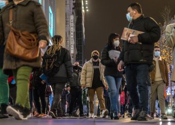 Ambiente en la Gran Vía de Madrid, el viernes.