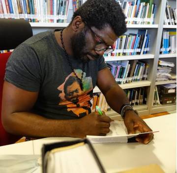 Armand Gauz firma su obra en la mediateca de Casa África.