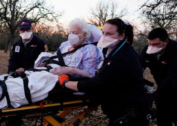 Sanitarios trasladan a una anciana con síntomas de coronavirus en Meeker, Oklahoma.