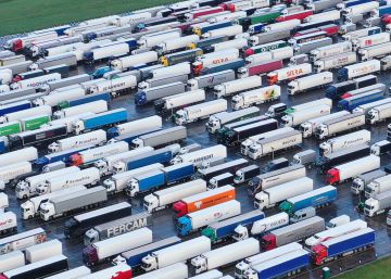 Camiones estacionados en el aeropuerto de Manston. 