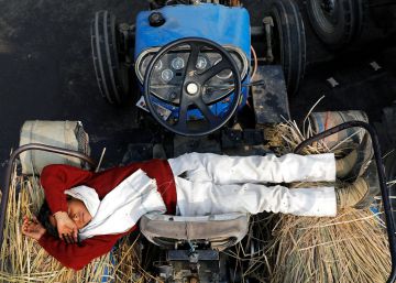 Un niño duerme en un tractor en Delhi-Uttar Pradesh (India): 